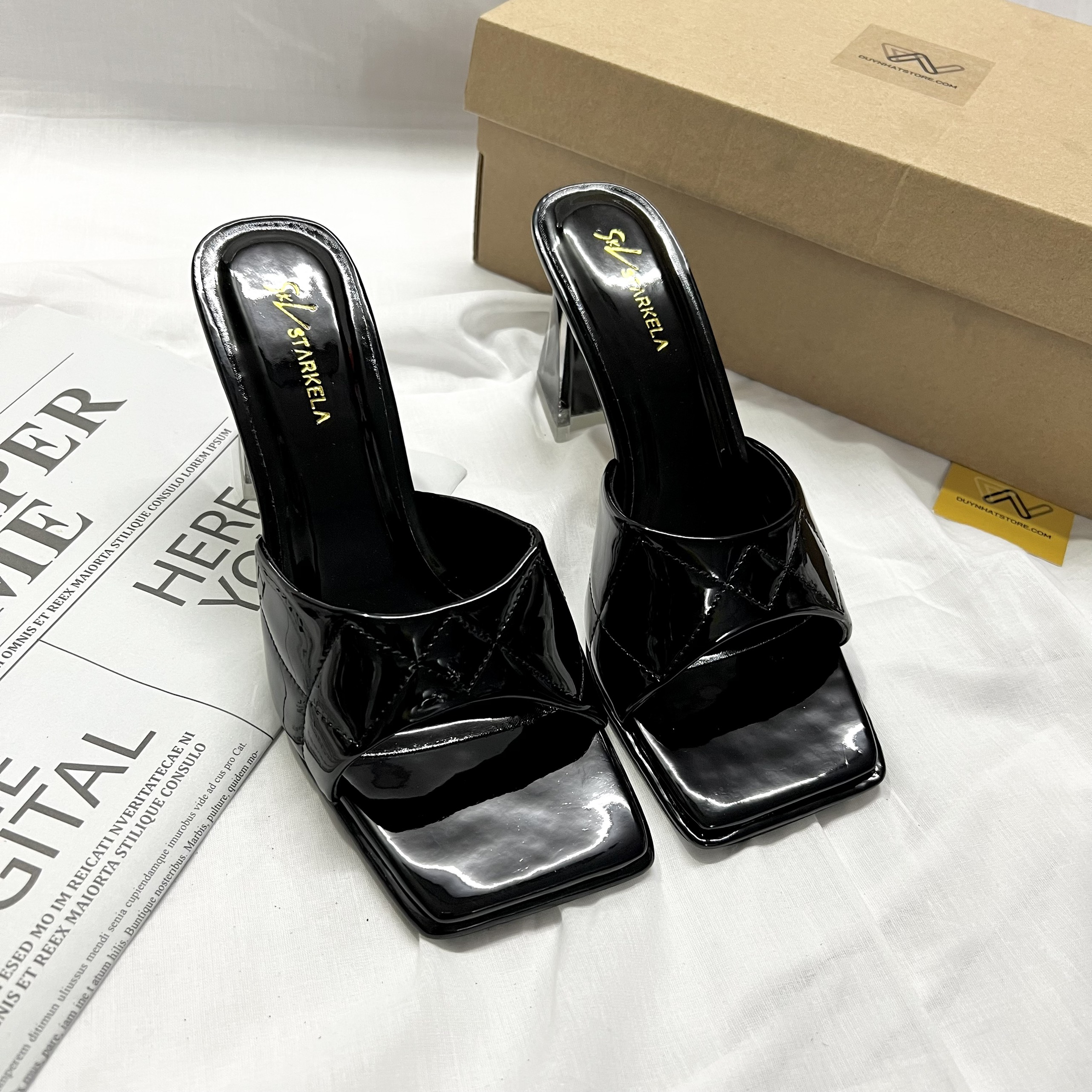 Dép Cao Gót Quai Ngang Giày Duy Nhật Store Phối Da Bóng Ô Mũi Gót Vuông Đơn Giản Siêu Đẹp Xinh Xắn Cao 7cm Màu Trắng Đen