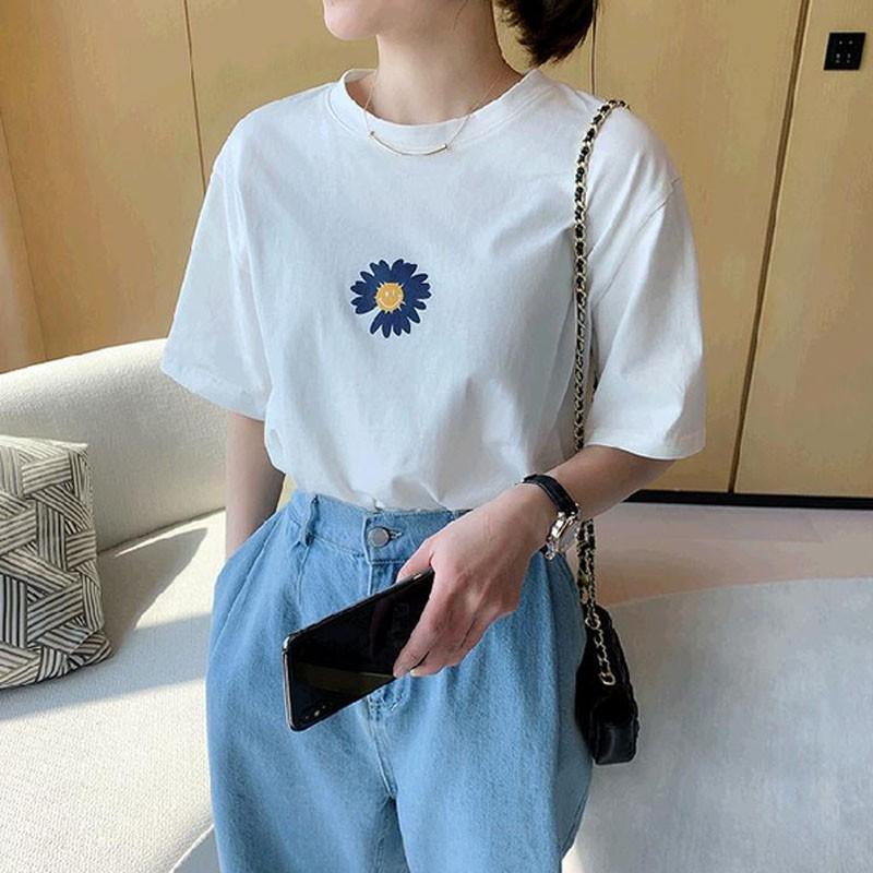 Áo Thun Ngắn Tay Cổ Tròn Dáng Rộng In Hình Hoa Cúc Xinh Xắn