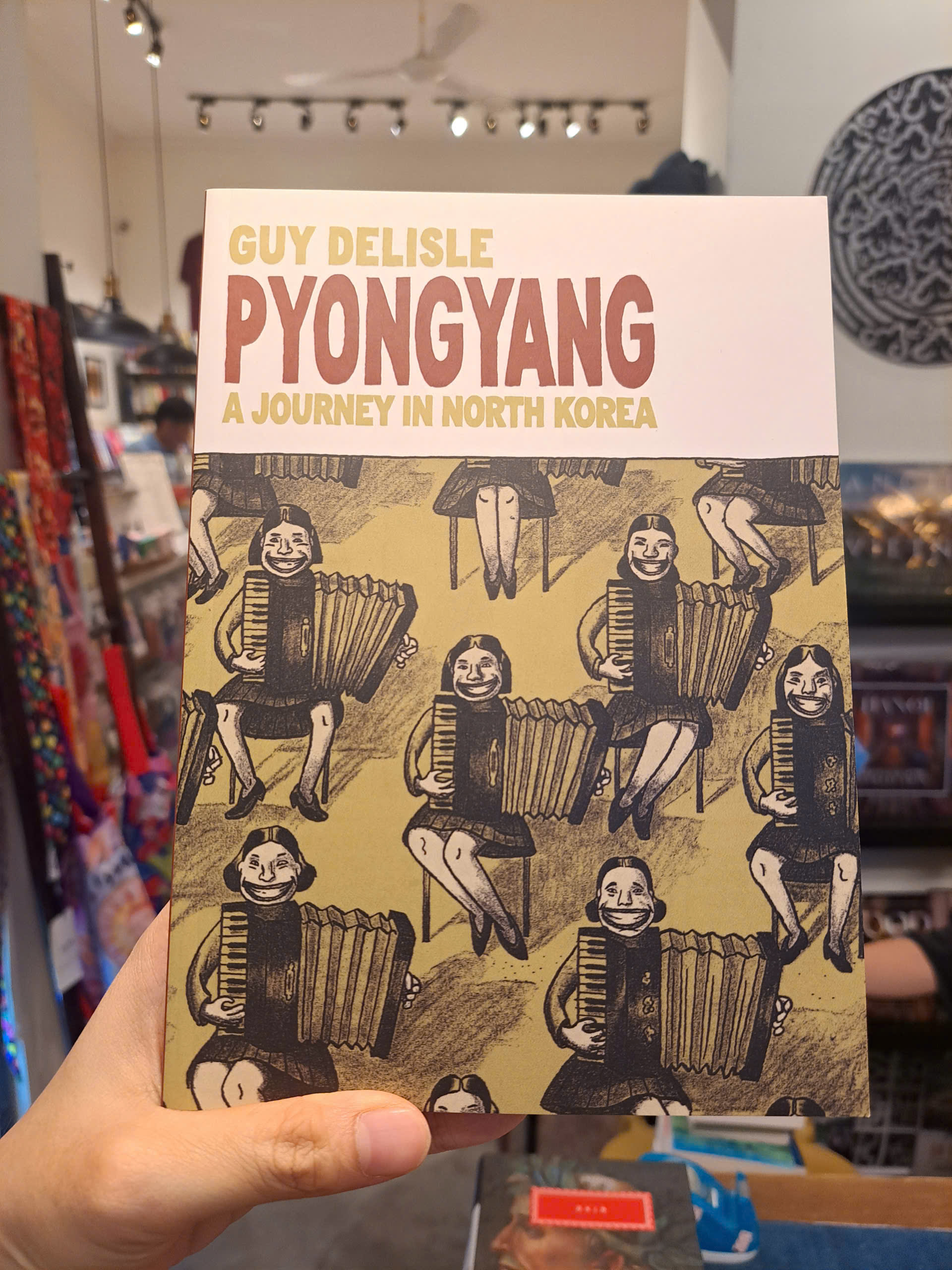 Sách - Pyongyang: A Journey in North Korea by Guy Delisle | Graphic Novels / Nonfiction / Ngoại văn