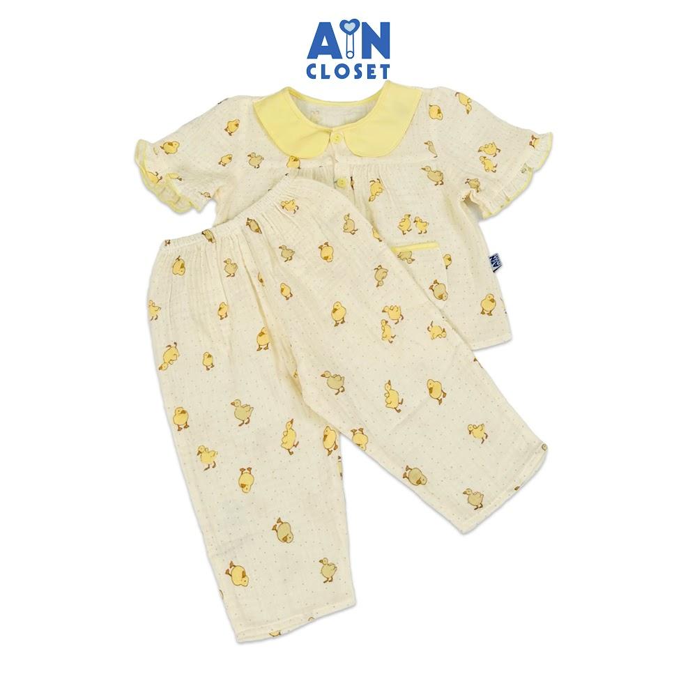 Bộ quần áo Dài tay ngắn bé gái họa tiết Con Vịt Vàng xô muslin - AICDBGIYCOSM - AIN Closet
