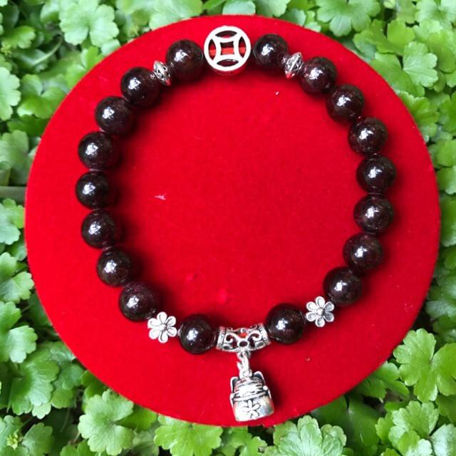 Vòng tay phong thủy Ngọc Hồng Lựu 8 ly mix charm bạc 925
