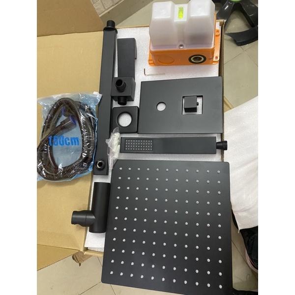 Sen tắm âm tường đenxịn