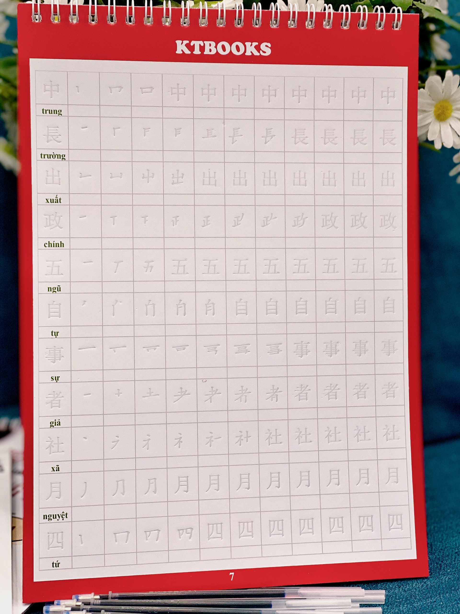 Bộ 2 Vở Tập viết khắc chìm 1945 chữ hán phồn thể Tiếng Trung, chữ Kanji tiếng Nhật, luyện viết 214 bộ thủ chữ Hán, rèn chữ đẹp Tập 1+Tập 2