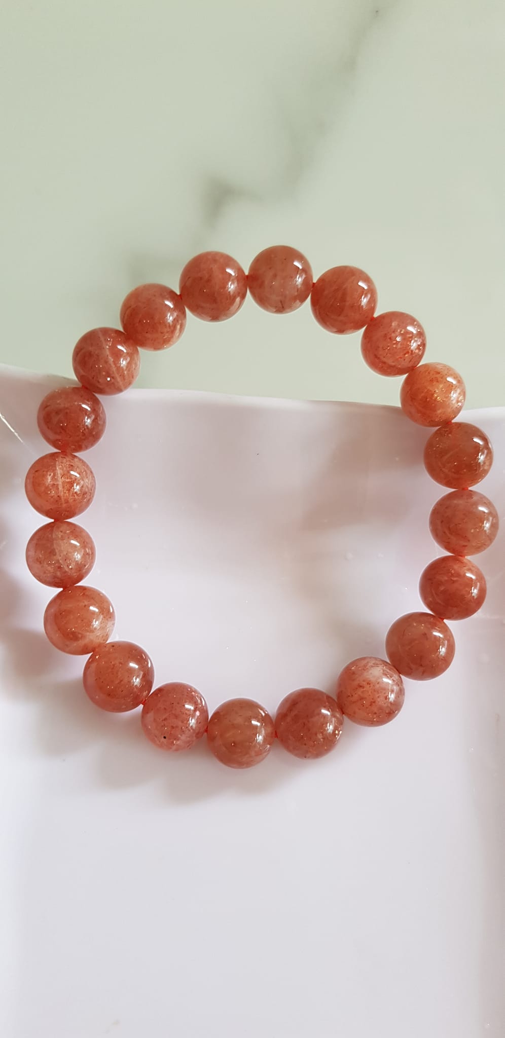 Vòng tay nữ đá mặt trời Sunstone Size 10li hay 10mm đẹp quyến rũ sang trọng đem lại sự tự tin Nổi bật bởi tông màu hồng cam nhẹ nhàng lấp lánh của đá mặt trời Sunstone tượng trưng cho thần mặt trời đẹp Đá Sunstone phù hợp với người mệnh Thổ và mệnh Hỏa ạ