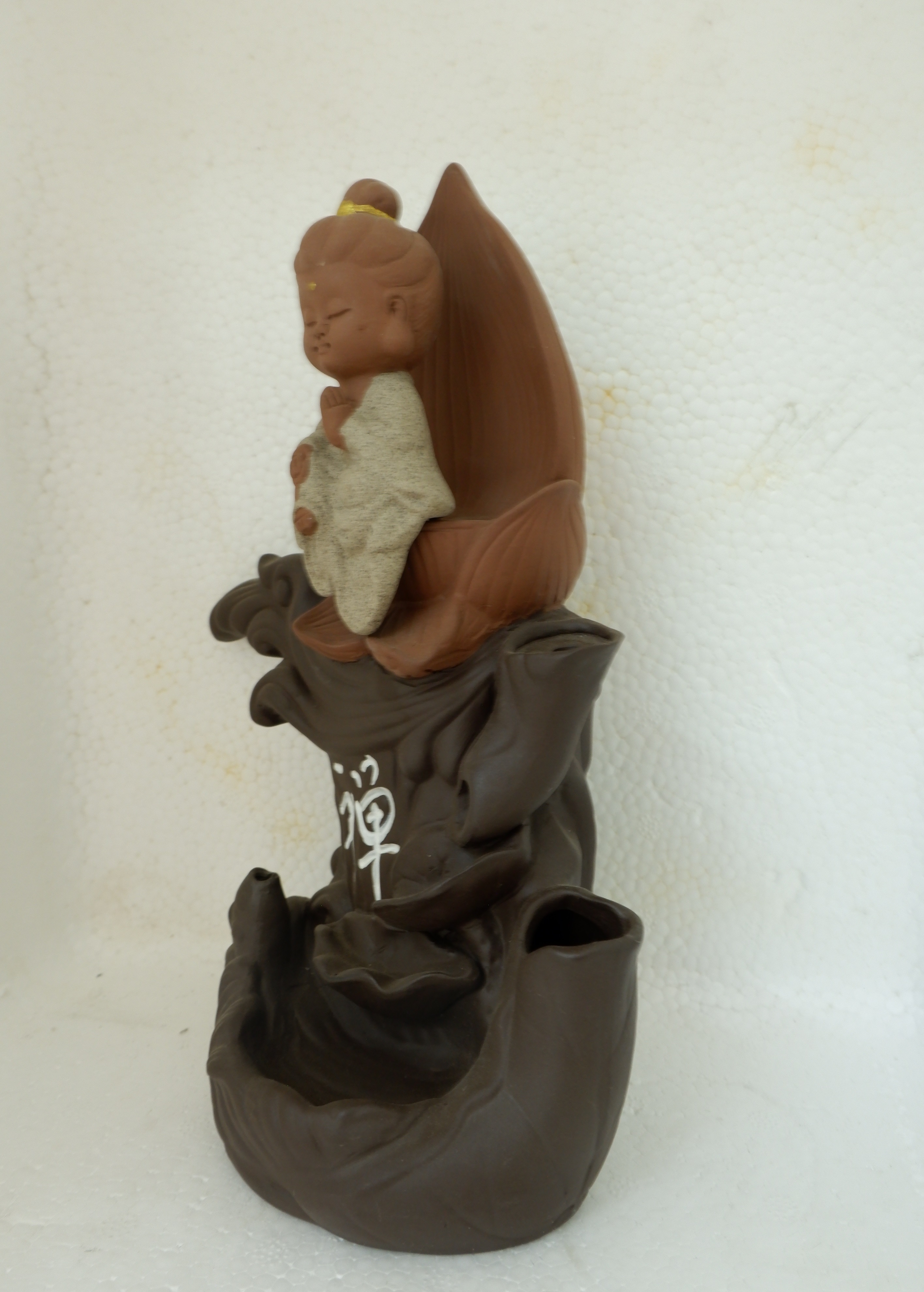 Thác khói Phật xông trầm ngồi đế sen