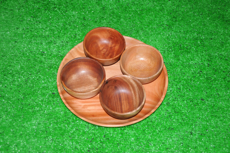 khay gỗ và chén gỗ