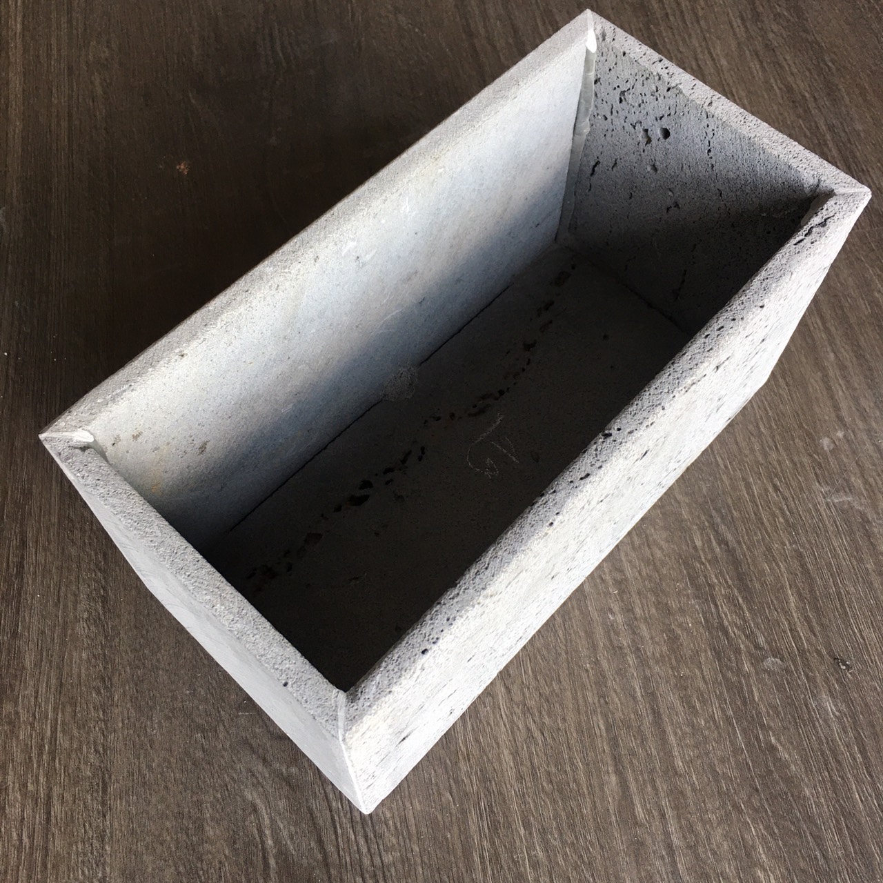 Chậu trồng cây treo tường sân vườn, giếng trời, ban công chung cư nhà phố dài 30xR15xC15cm bằng đá tổ ong tự nhiên  màu xám thô mộc