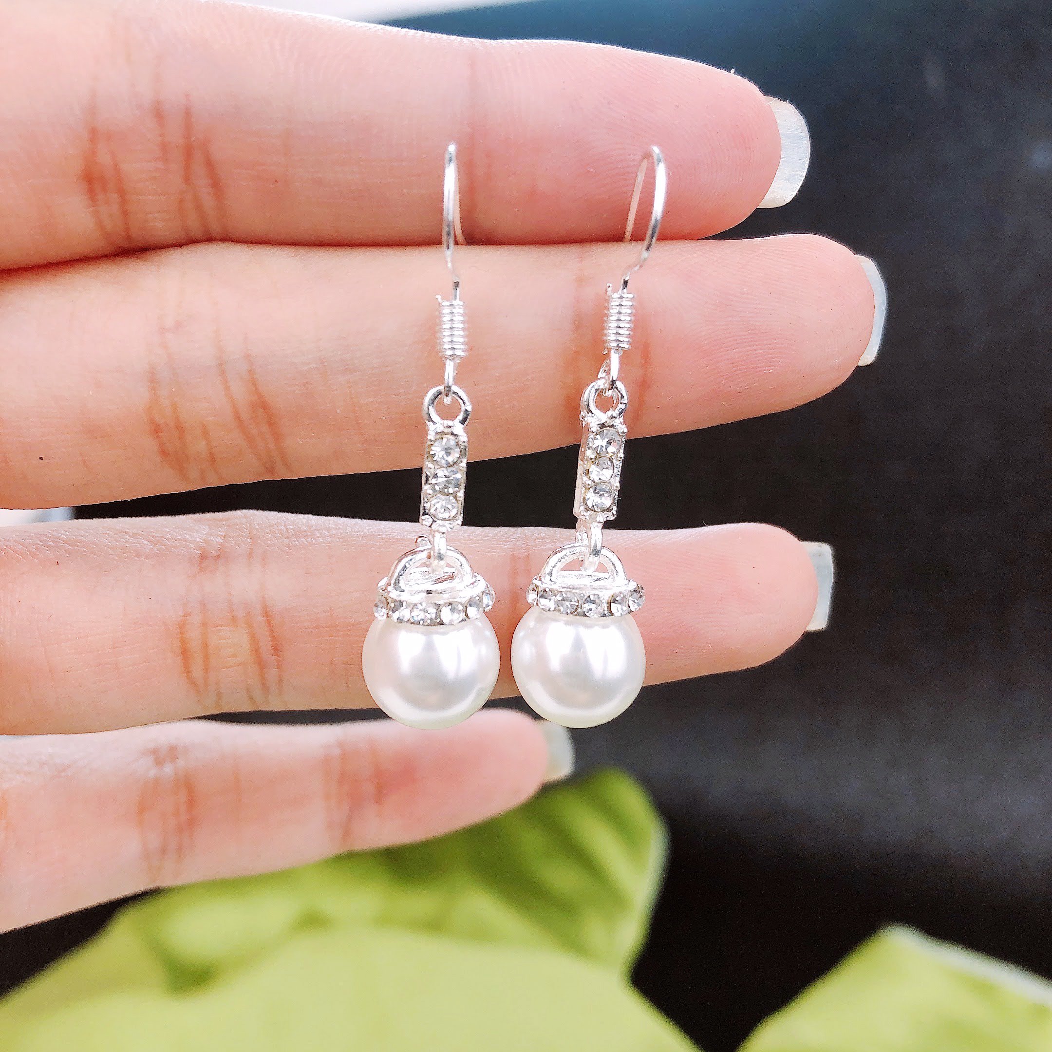 Bông tai nữ dáng dài đính ngọc trai nhân tạo kiểu dáng trang nhã thanh lịch phù hợp cho các buổi tiệc hội