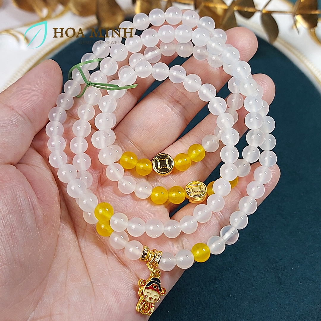 Vòng tay chuỗi 108 hạt Mã Não trắng 6 li phối đá Mã Não vàng, charm Thần Tài bạc xi vàng Bình An Tài Lộc