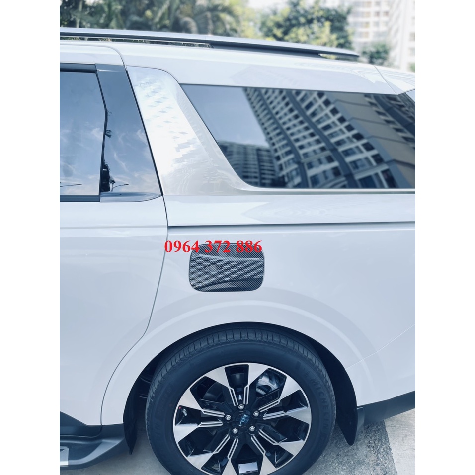 Ốp nắp bình xăng CARBON xe Kia Carnival 2021- 2022 nhựa ABS vân CACBON cao cấp