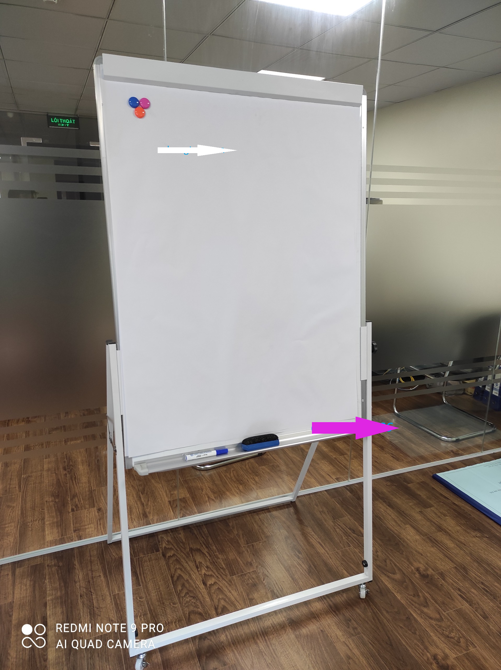 Bảng Flipchart hội thảo điều chỉnh cao thấp 90x120 cm