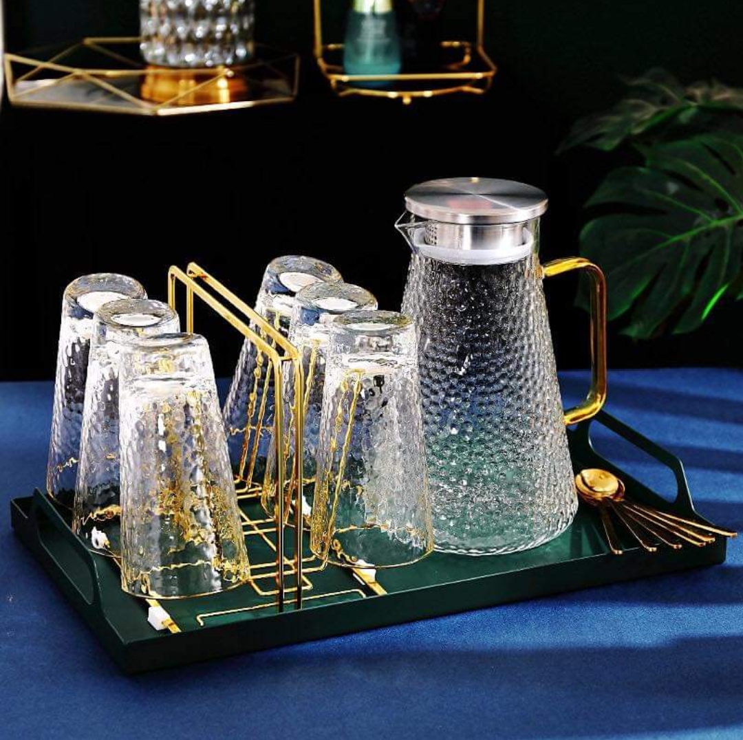 BỘ BÌNH 6 CỐC THỦY TINH LOE MIỆNG VIỀN VÀNG CHỊU NHIỆT KÈM KHAY VÀ GIÁ ÚP CỐC