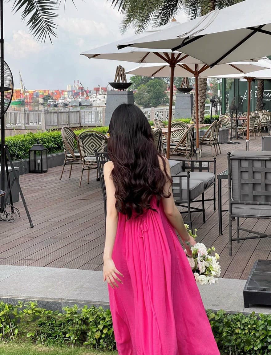 Đầm maxi hai dây hở lưng bo chun giúp giữ form đầm