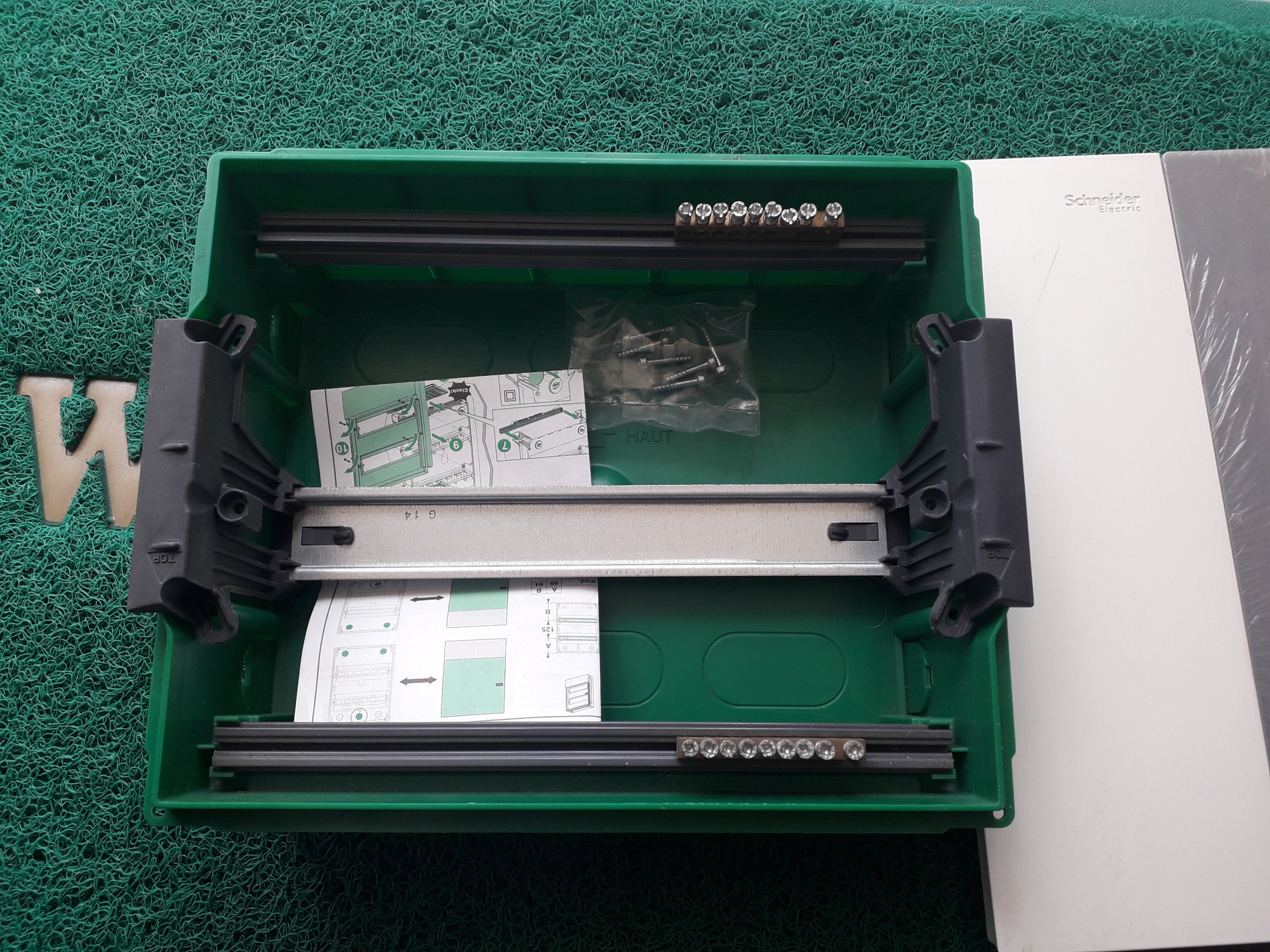 Tủ nhựa âm tường 12 module, cửa trắng MiniPragma - Schneider Electric - MIP22112T