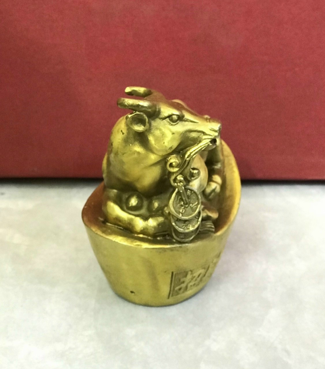Trâu nhỏ nằm trên thỏi vàng - Decor trang trí