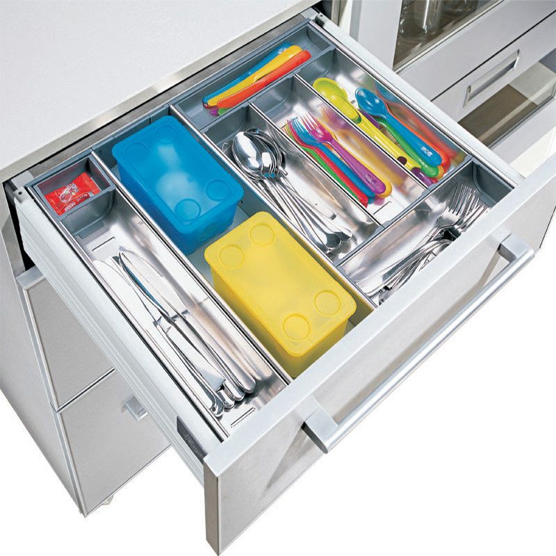 Khay chia thìa dĩa inox đặt trong ngăn kéo tủ