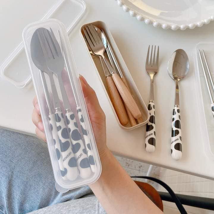 Bộ Đũa Thìa Dĩa Inox 304 Cán Sứ Cao Cấp Có Hộp Đựng Bò Sữa Siêu Dễ Thương