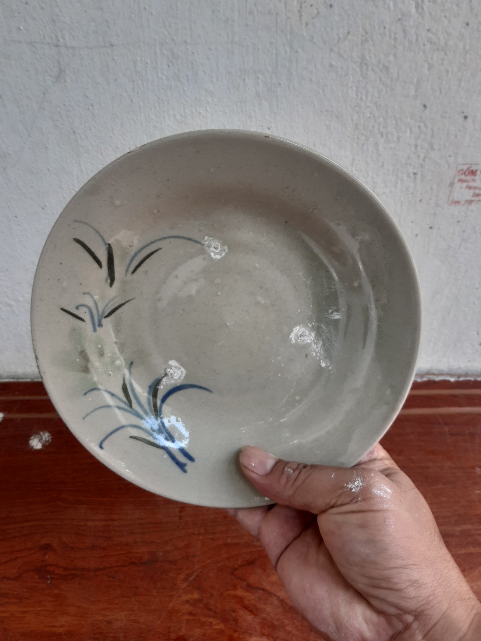 Đĩa sành kiểu xưa hoa cỏ 19 cm men xám
