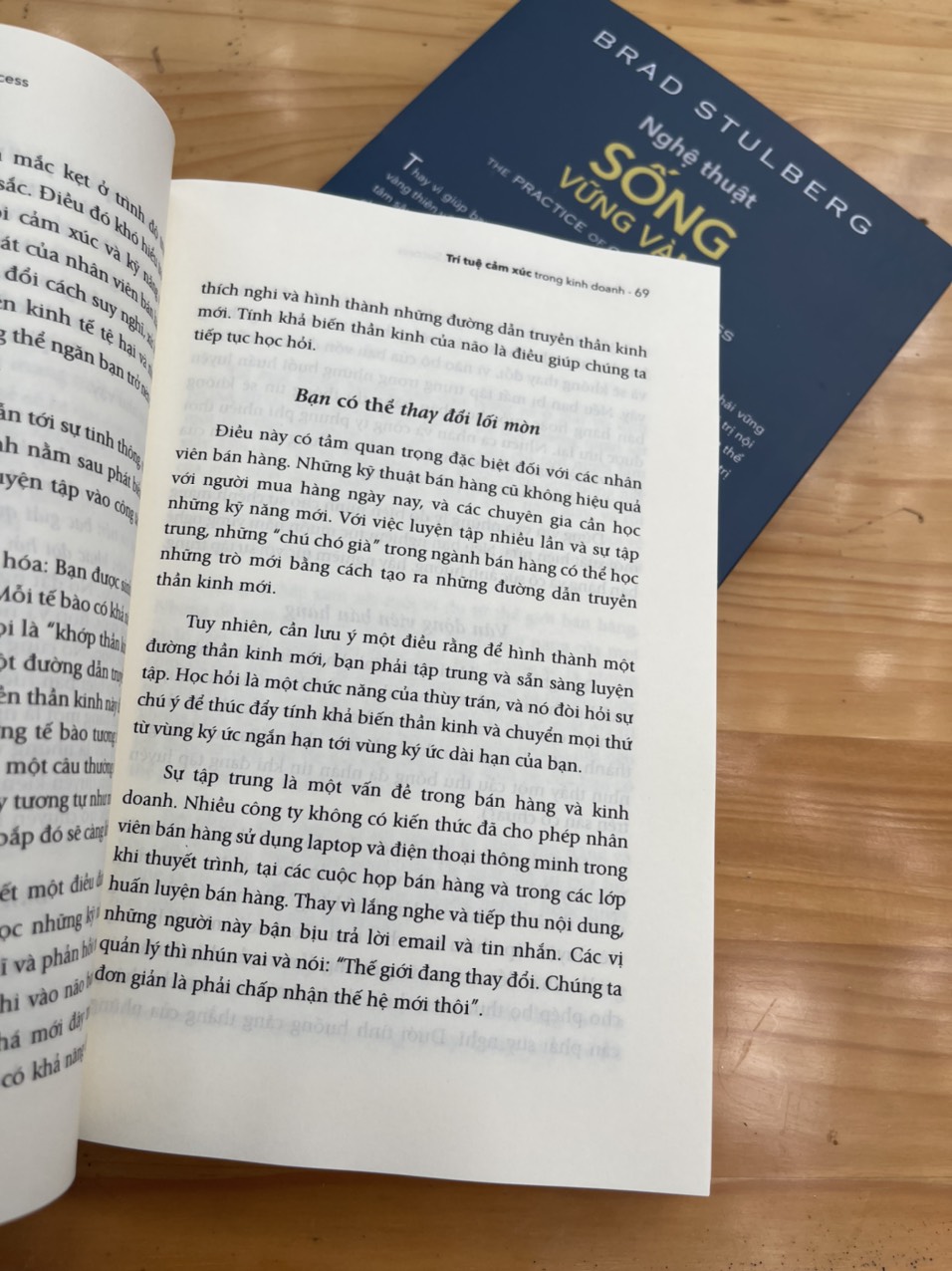 TRÍ TUỆ CẢM XÚC TRONG KINH DOANH - Colleen Stanley - First News– bìa mềm