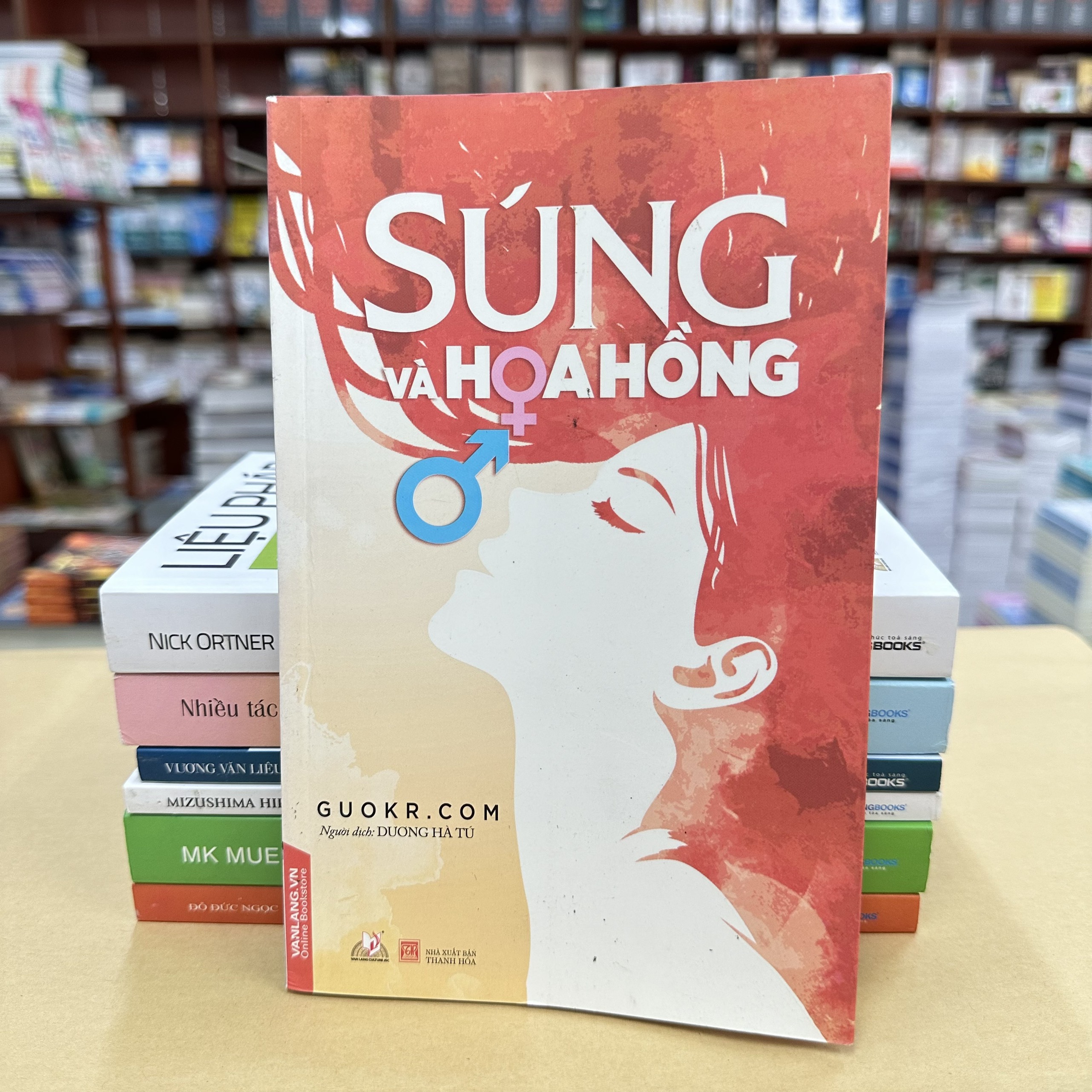 Sách Súng Và Hoa Hồng