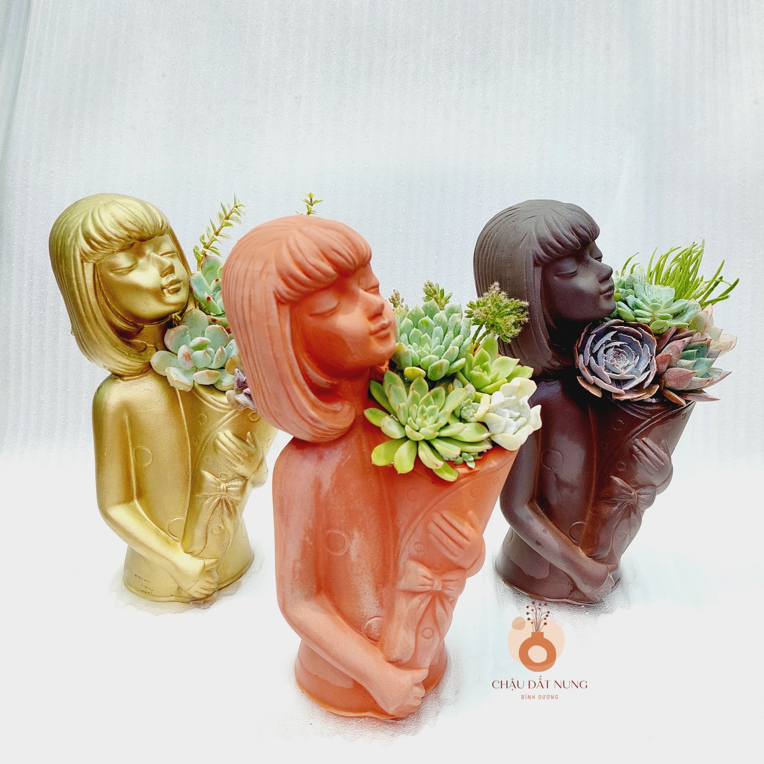 Chậu đất nung Bình Dương - Cô gái Maria, đường kính miệng 10cm, chiều cao 26cm