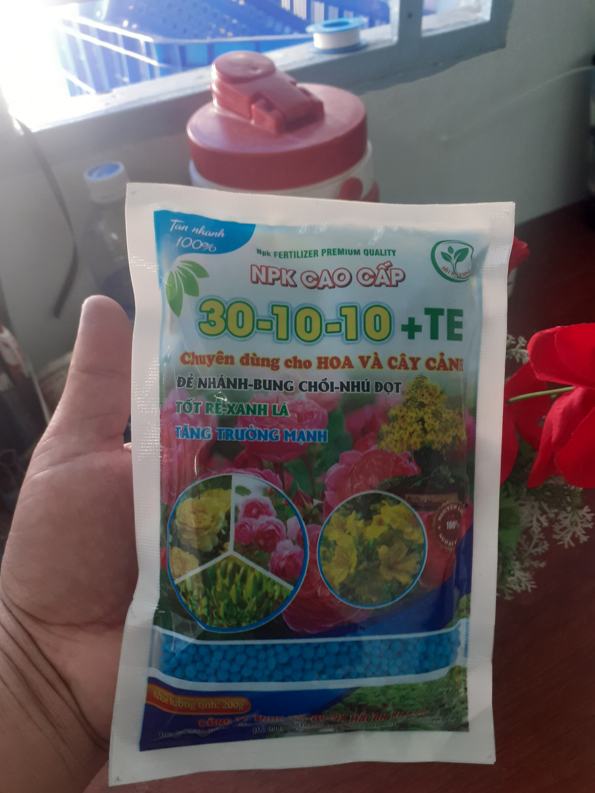 Gói 200gr N-P-K cao cấp chuyên dùng cho hoa – cây cảnh 30-10-10+TE Tan nhanh.