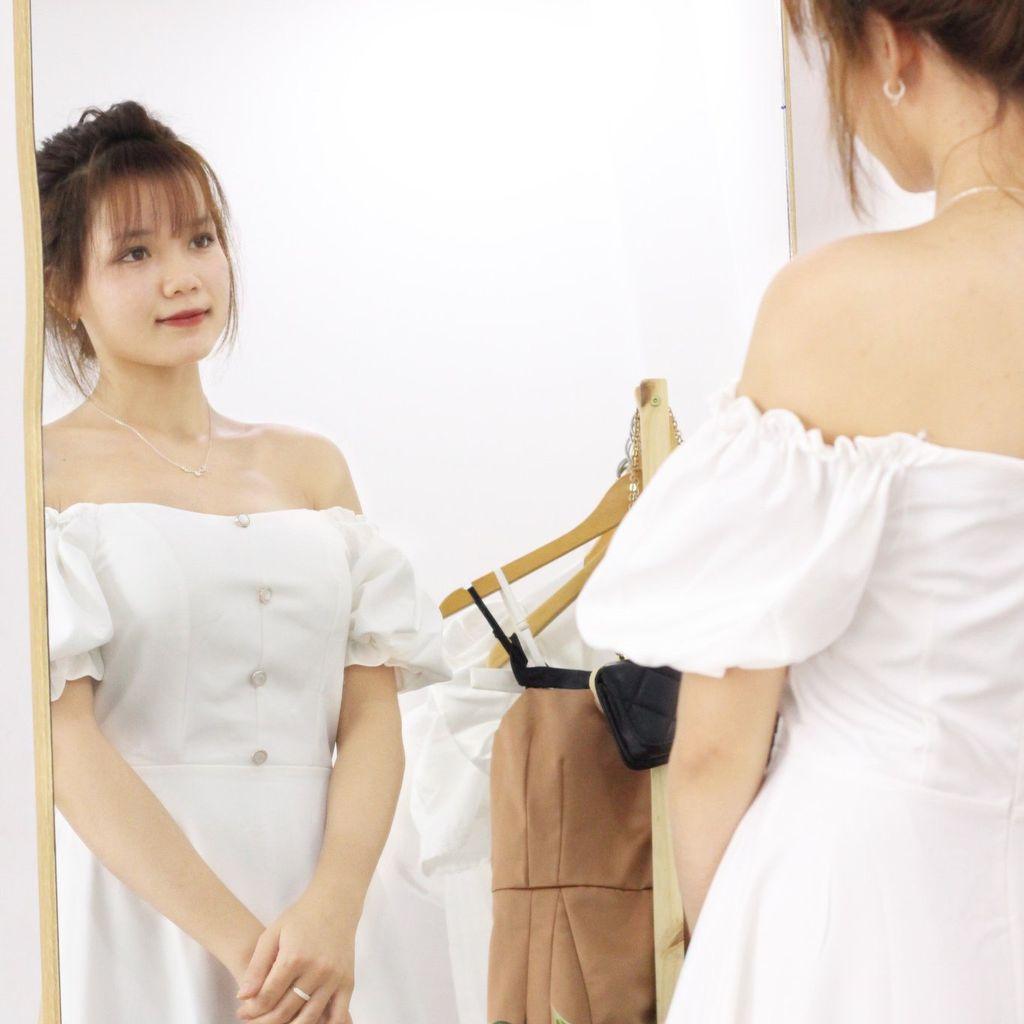 ĐẦM DỰ TIỆC THIẾT KẾ CỔ VUÔNG SANG TRỌNG, PHỐI NÚT NGỌC, TAY BỒNG, HAI MÀU TRẮNG ĐỎ