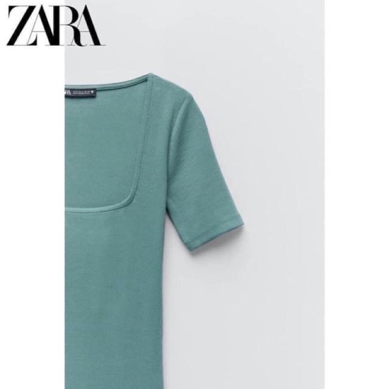 Đầm dáng ôm cổ vuông ngắn tay