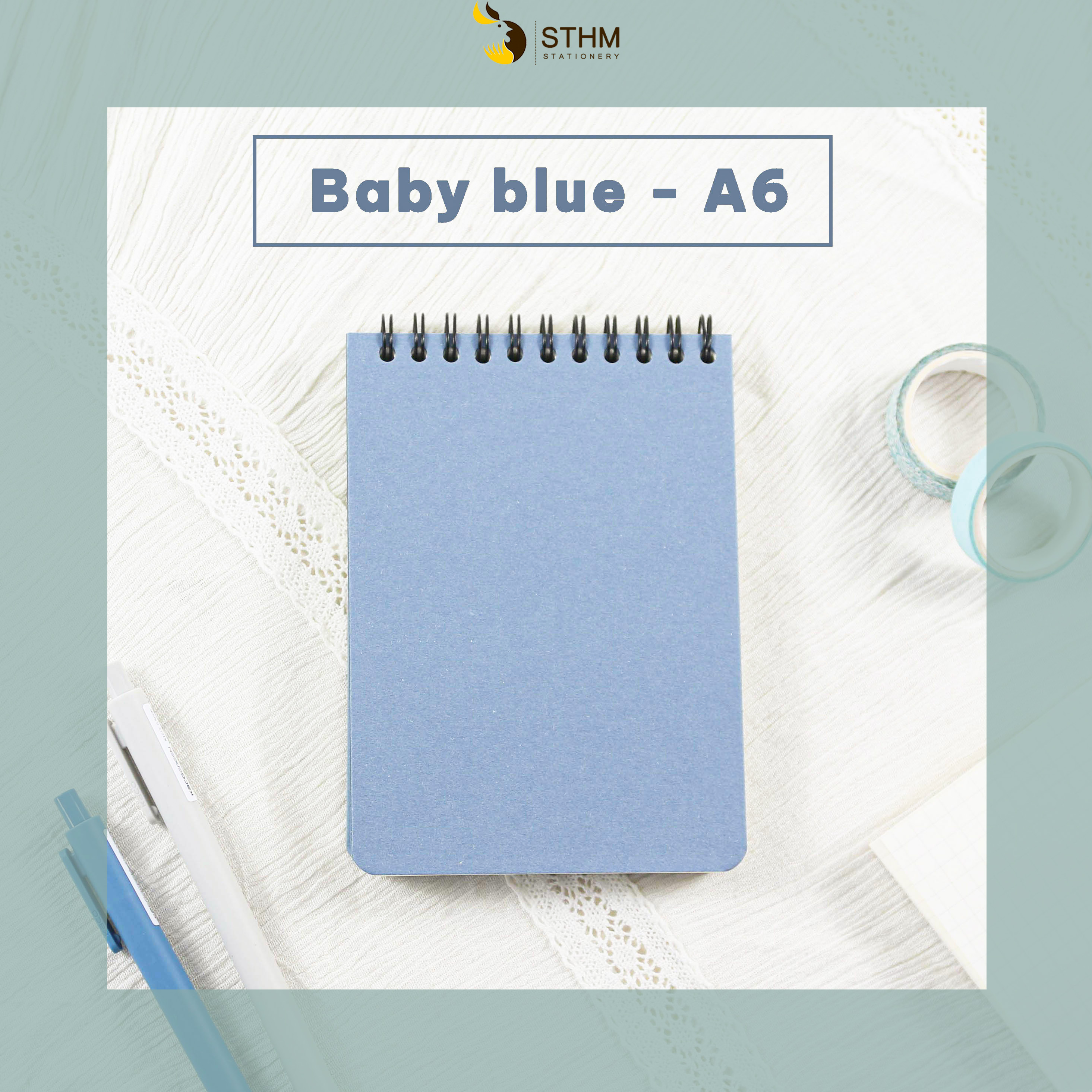 - Sổ bìa trơn A6 bìa dày 1mm - Ruột kem 100gsm - Gáy phía trên