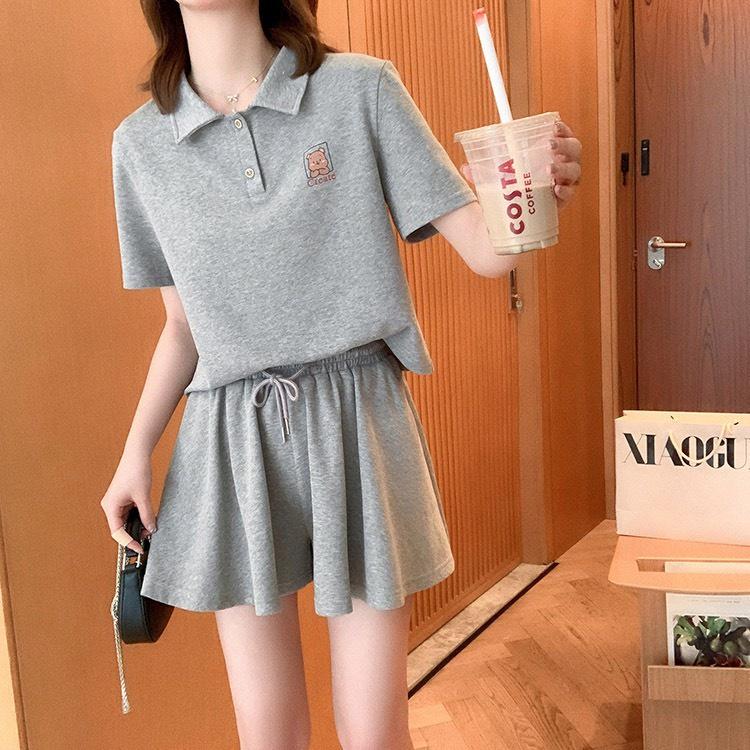 Bộ Áo Thun Cổ Polo Logo Ngực Kèm Quần Giả Váy Dáng Xòe