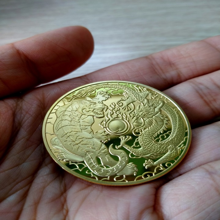 Xu Lưu Niệm Long Hổ Tranh Châu, chất liệu bằng Niken, đường kính 4cm, dùng để lưu niệm, trưng bày bàn sách, bàn làm việc - SP002459
