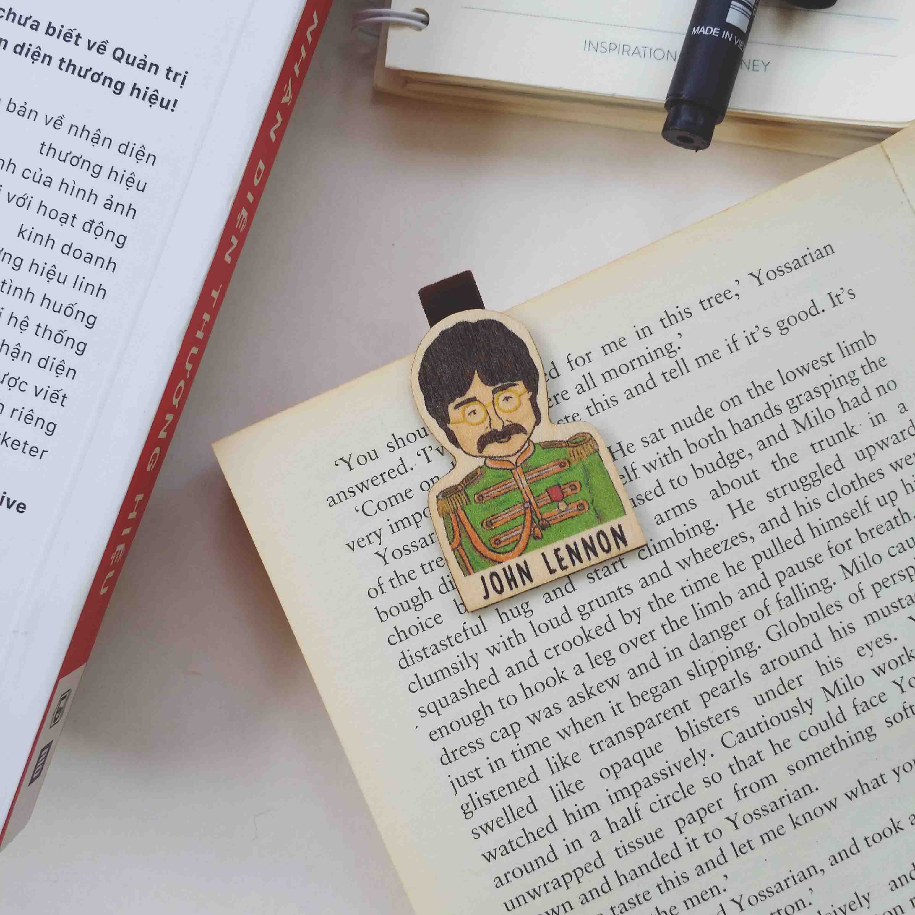 Bookmark gỗ nam châm John Lennon nhóm Beatles BO021