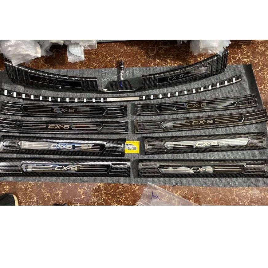 Ốp Bậc Cửa, Nẹp Bước Chân Trong Ngoài Xe Mazda CX8 2023-2019 Vân Carbon Cao Cấp