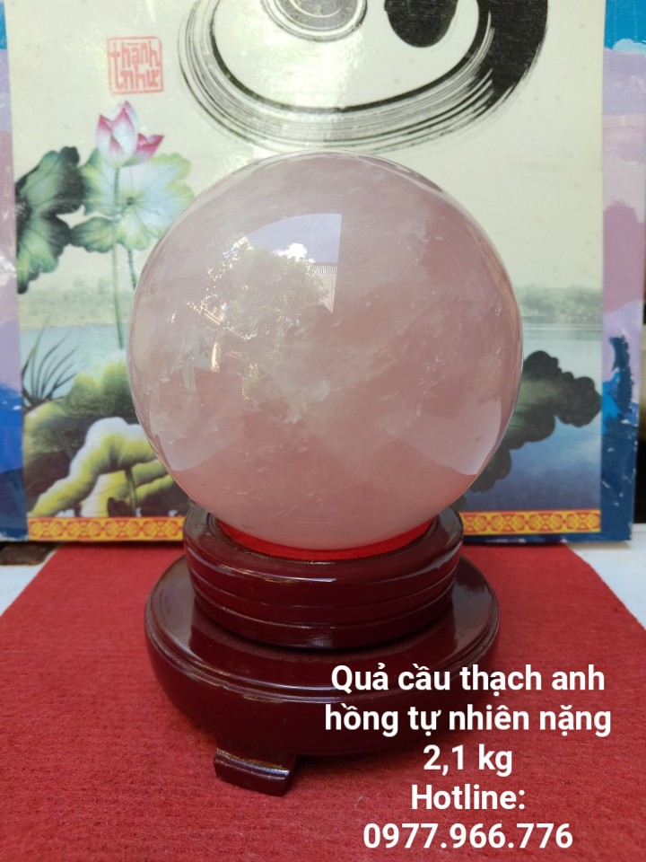 Quả Cầu Đá Thach Anh Hồng Phong Thủy Có Tặng Kèm Đế Gỗ Xoay (2,1 kg)