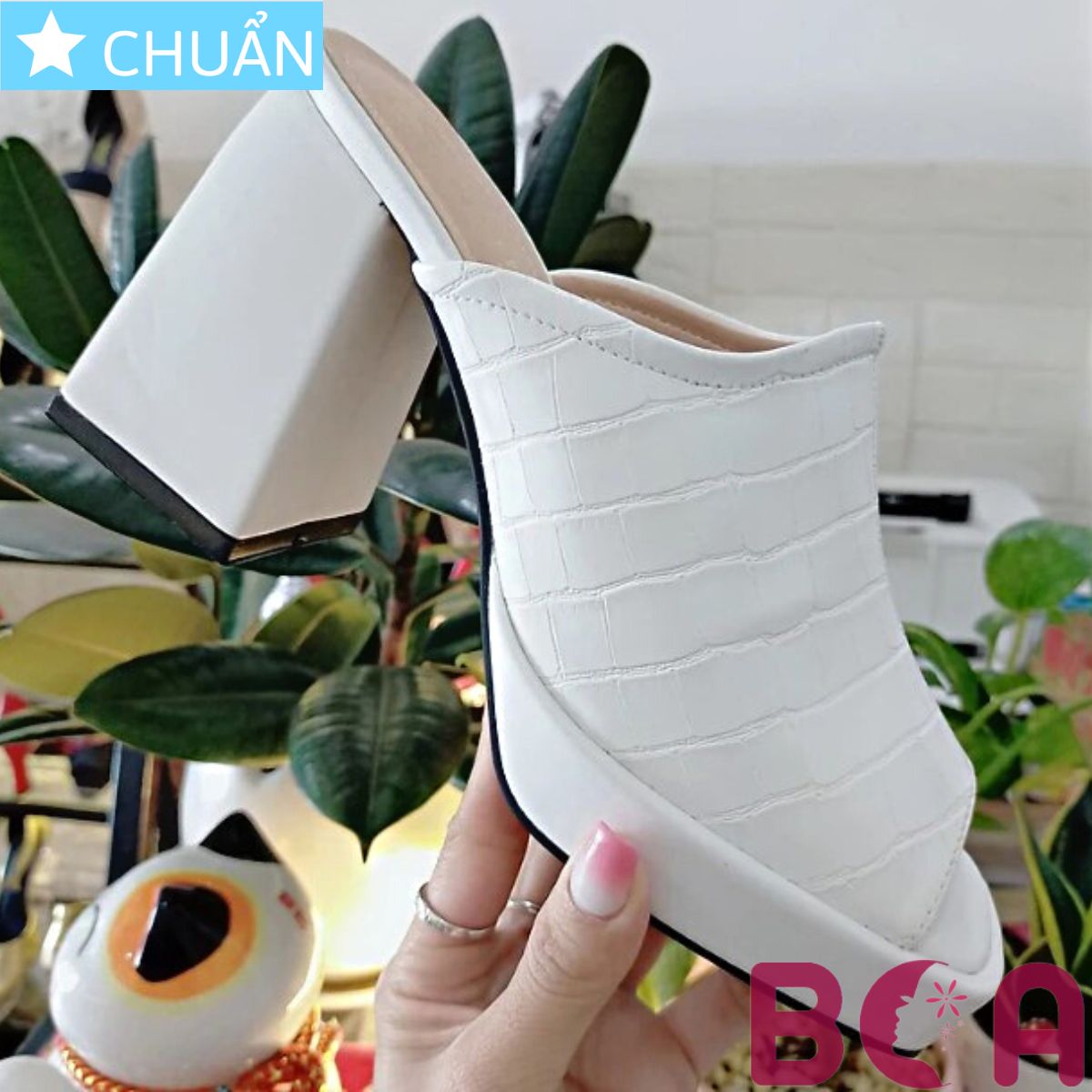 Dép sục nữ 8p RO451 ROSATA tại BCASHOP sục hở mũi, da tạo vân và đế vuông cách điệu - màu trắng