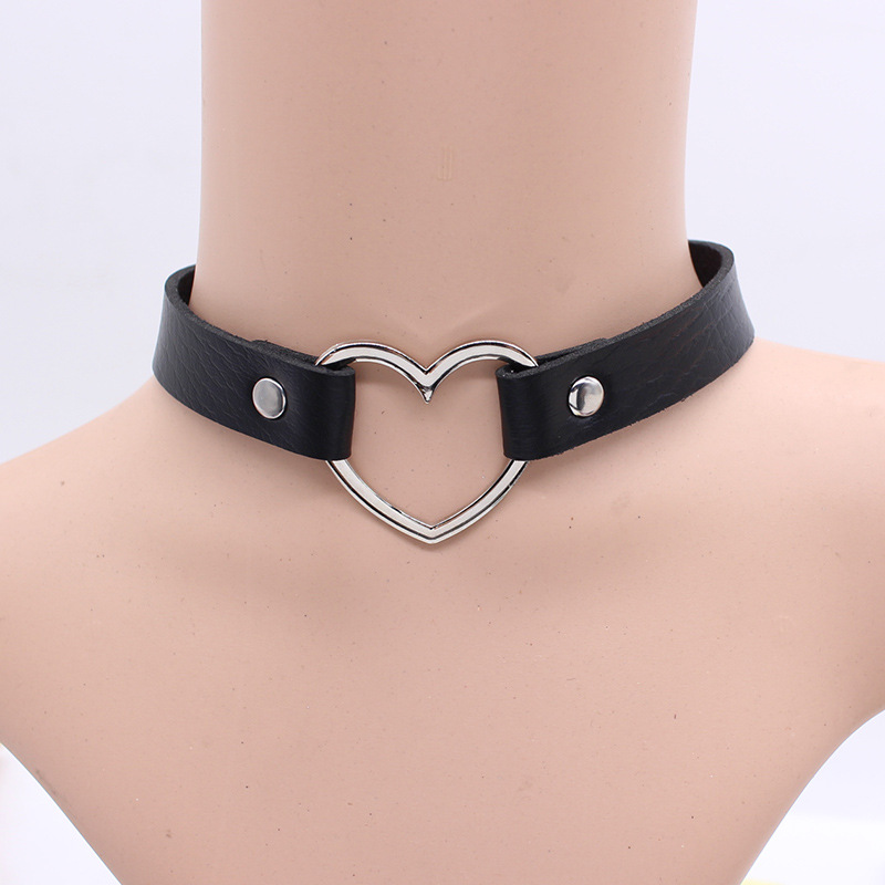 Vòng cổ choker dây da khuôn trái tim rỗng sành điệu