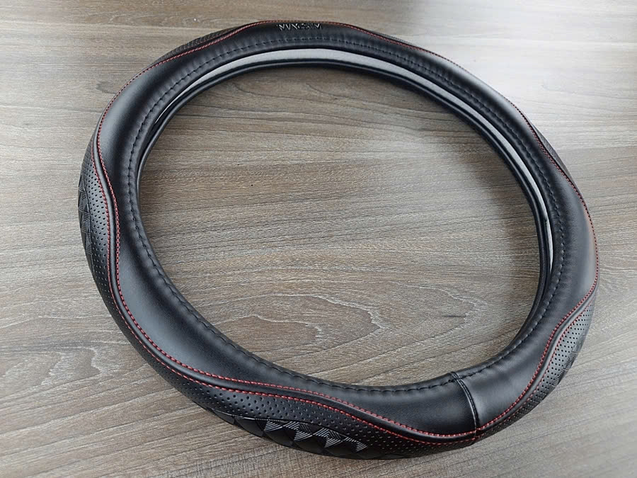 Bọc vô lăng cao cấp Macsim mã L38T mới size 39cm chất liệu da thật - Khâu tay 100% phù hợp các loại xe