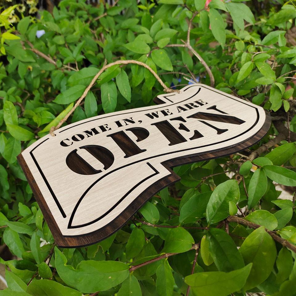 Bảng treo 2 mặt Open, Closed bằng gỗ cắt laser có sẵn dây treo