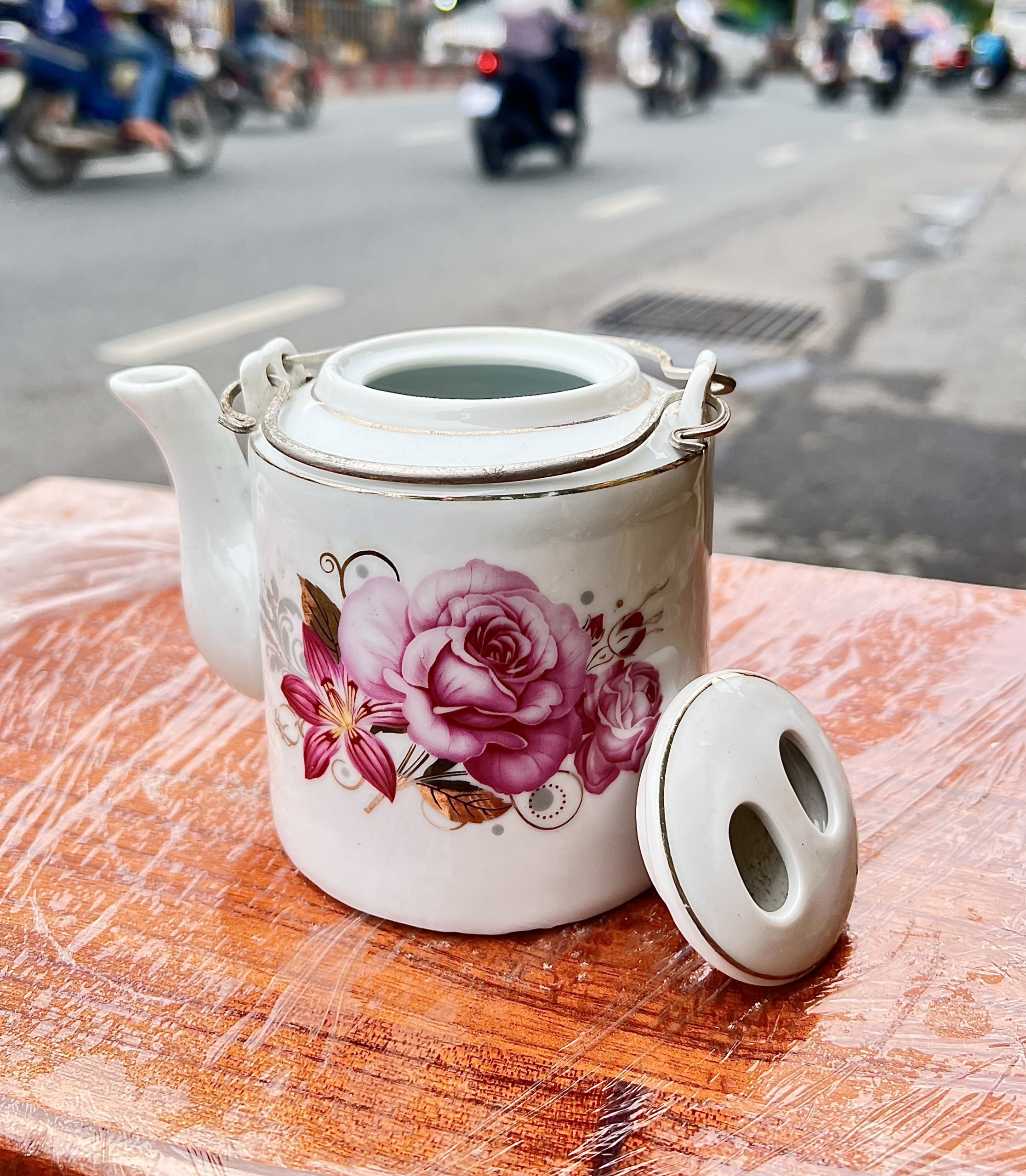 Ấm Trà sứ Bát Tràng cao cấp họa tiết bông hoa