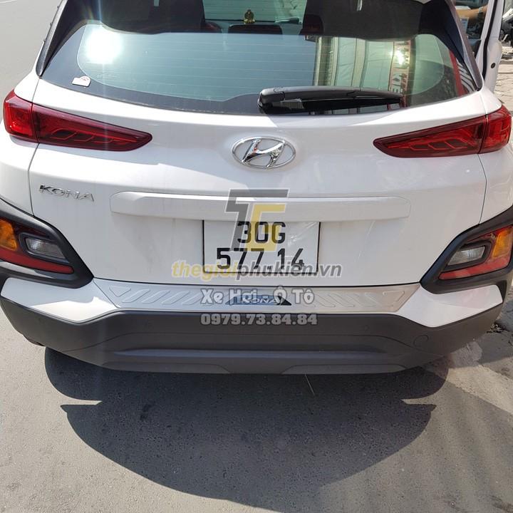 Bộ ốp chống trầy cốp Hyundai Kona – Mẫu INOX
