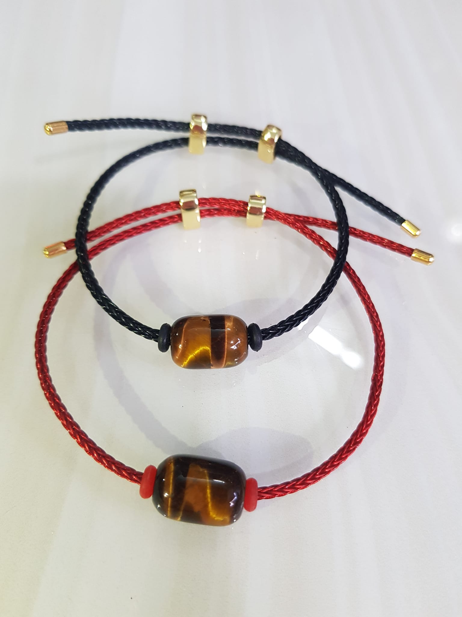Vòng tay phong thủy charm hạt lu thống đá mắt hổ tự nhiên vàng nâu bóng đẹp Phối với dây đeo tay màu đen hoặc đỏ bất kỳ ạ Vòng tay may mắn hợp nữ mệnh thổ mệnh kim mệnh thủy ạ