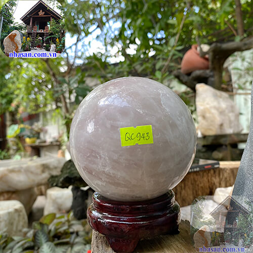 Quả cầu thạch anh hồng tự nhiên giúp hàn gắn tình cảm gia đình QC943 nặng 1.6kg đường kính 11cm – vật phẩm phong thủy để bàn