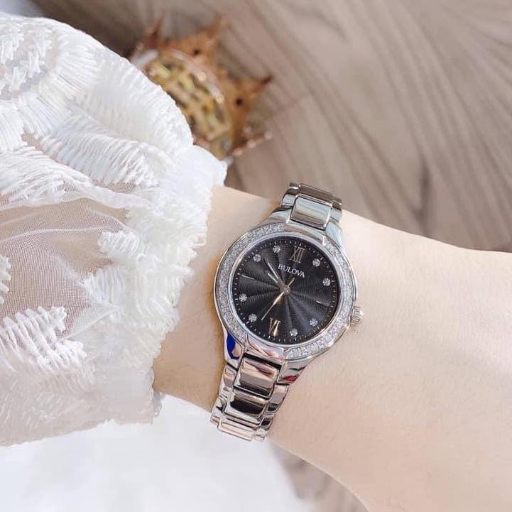 Đồng Hồ Nữ Bulova 96R207 mặt đen dây màu bạc viền đá (Size 25mm)