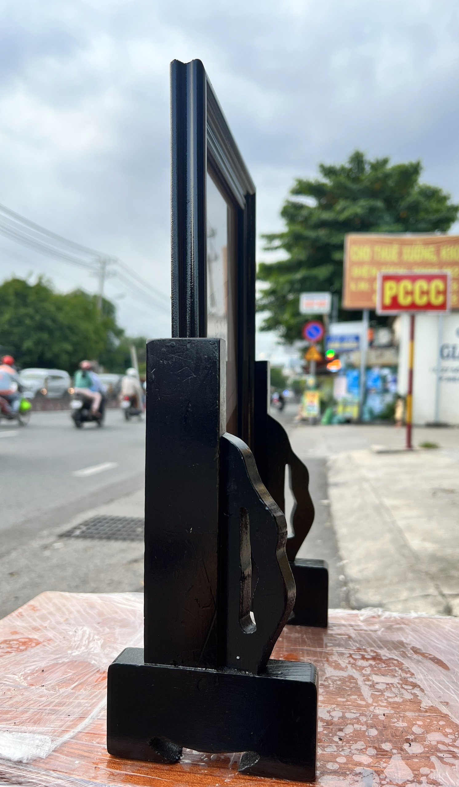 Khung ảnh thờ gia tiên gỗ tràm bông vàng để ảnh 15 x 21cm- 2 màu