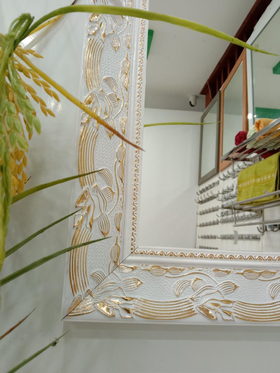Gương soi Kibath khung màu trắng bảng 6 phân họa tiết vàng KT 60x80 cm KB-129