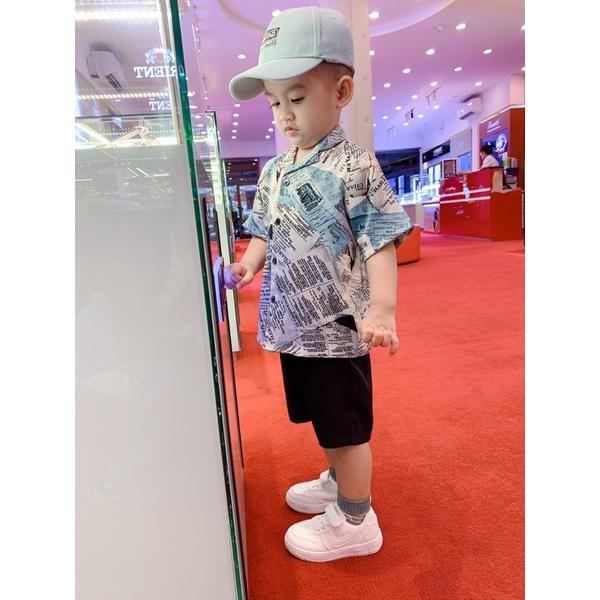 Áo sơ mi lụa ngắn tay bé trai bé gái họa tiết tờ báo phong cách Hàn Quốc