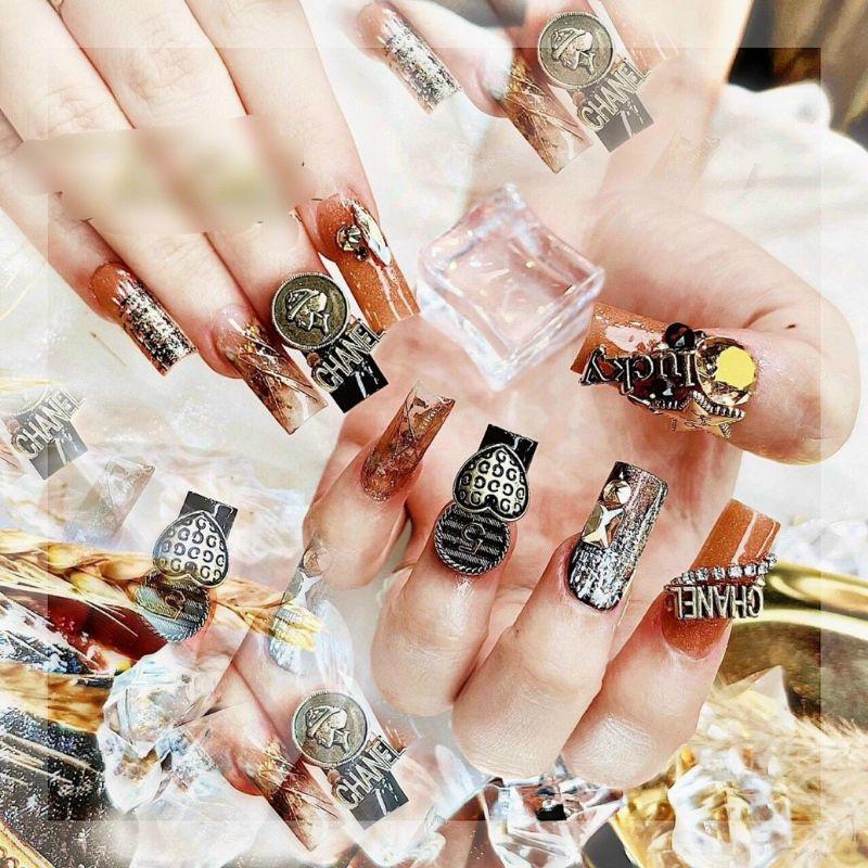 Charm kim loại, charm thương hiệu