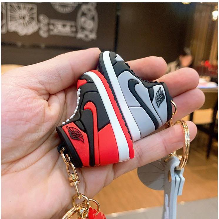 Móc khóa giày sneaker xu hướng thời trang