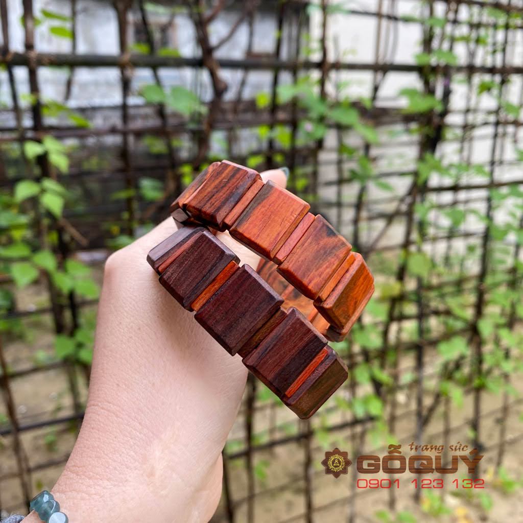 Vòng tay gỗ trắc bản vuông