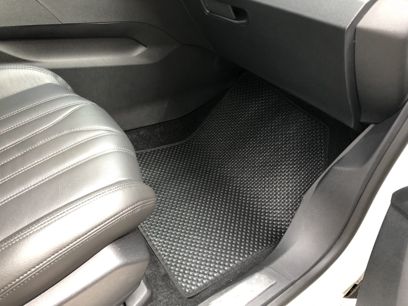 Hình ảnh Thảm lót sàn ô tô KATA cho xe Peugeot 3008 - 2021 - Khít với sàn xe, Chống trơn, Không mùi, Không ẩm mốc 